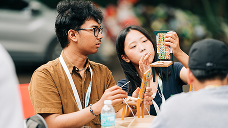 アップサイクルの作品を作成中