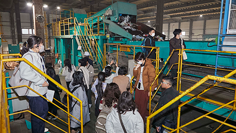 訪日研修でリサイクル工場を見学している様子