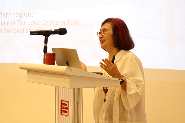 At the lecture held at JCC, the speaker is giving a presentation.