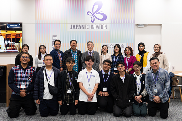 JF本部の屋内で18名が写っている集合写真