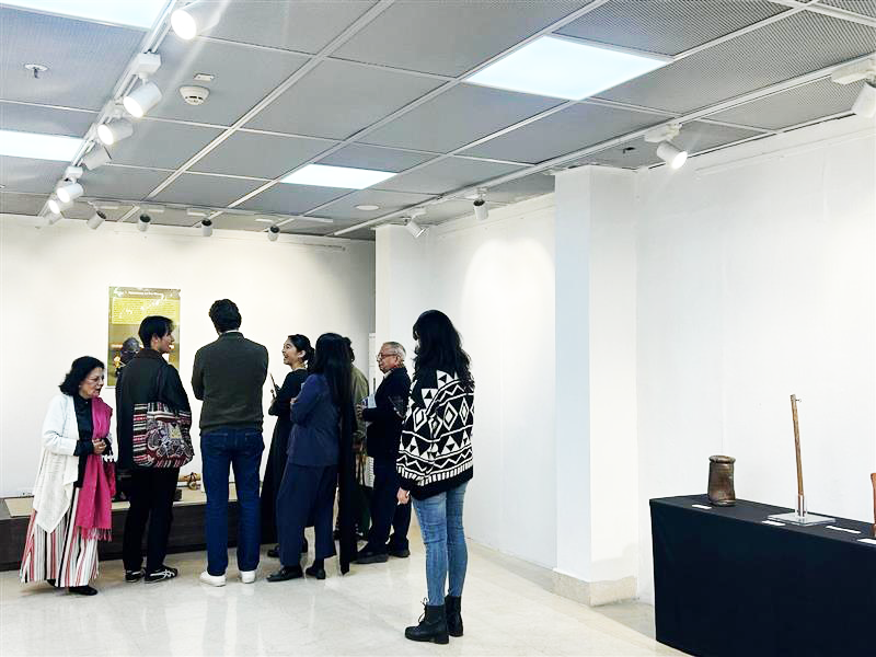 焼締の展示を眺めている来場者の後ろ姿。